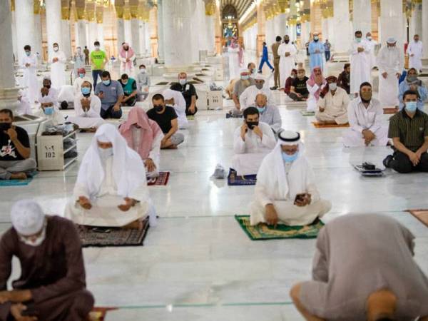 Para jemaah melaksanakan langkah penjarakan sosial di Masjid Nabawi ketika menunaikan solat Subuh pagi tadi. - Foto Agensi