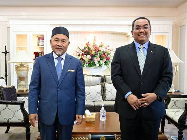 Tuan Ibrahim (kiri) bersama Muhammad Sanusi pada kunjungan hormat Menteri Alam Sekitar dan Air ke atas Menteri Besar Kedah, Muhammad Sanusi Md Noor di Wisma Darul Aman di sini hari ini.