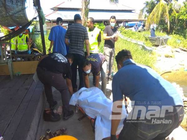 Mayat mangsa terpaksa dibawa menggunakan jalan laut berikutan lokasi penemuan terkepung air pasang di pantai Taman Gelora.