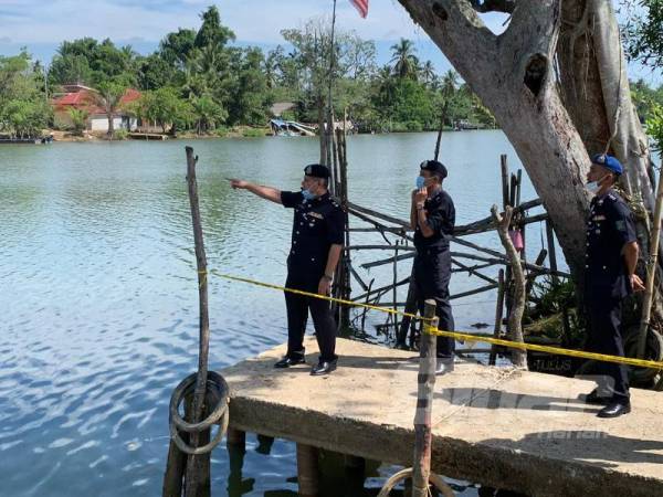 Ab Rashid (kiri) membuat tinjauan di salah sebuah pangkalan haram di sempadan Pengkalan Kubor-Takbai di sini.