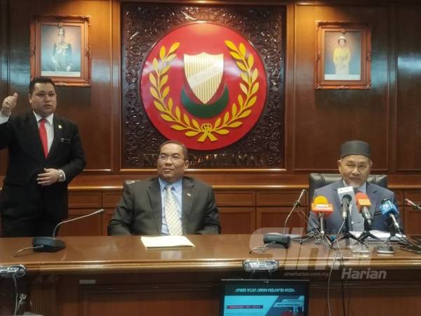 Tuan Ibrahim (kanan) pada sidang akhbar selepas mengadakan kunjungan hormat ke atas Menteri Besar Kedah, Muhammad Sanusi Md Noor di Wisma Darul Aman di sini hari ini. 