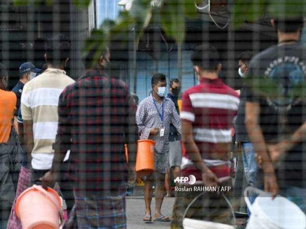 Singapura menyebut majoriti besar kes baru hari ini, melibatkan pekerja asing yang menghuni asrama pekerja manakala hanya 13 kes melibatkan warganegara Singapura ataupun Penduduk Tetap.- FOTO AFP