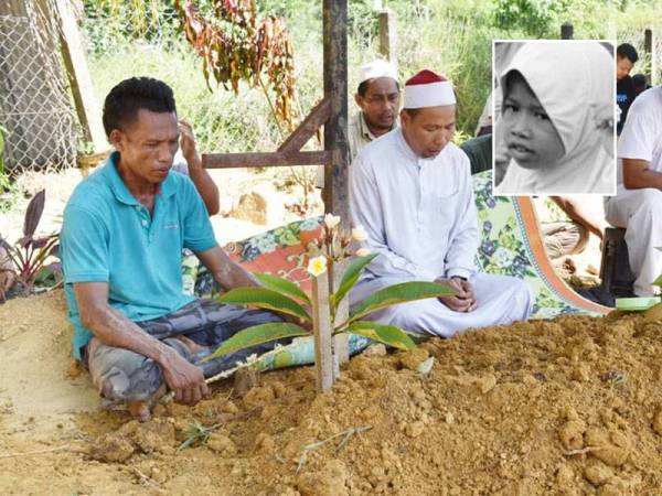 Mohd Sabri ketika pengebumian anaknya di Tanah Perkuburan Islam Felda Kerteh 4&5 hari ini. Gambar kecil: Nur Nazihah