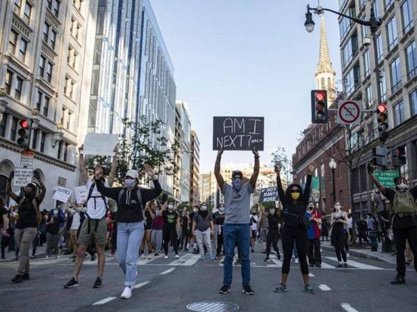 Penunjuk perasaan mengadakan protes mengutuk tindakan polis Minneapolis yang menyebabkan kematian George Floyd di Washington. - Foto AFP