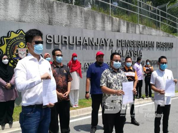 Dari kiri: Chuan How, Shazni dan Abu Hafiz bercakap kepada pemberita sebelum membuat laporan kepada SPRM hari ini.