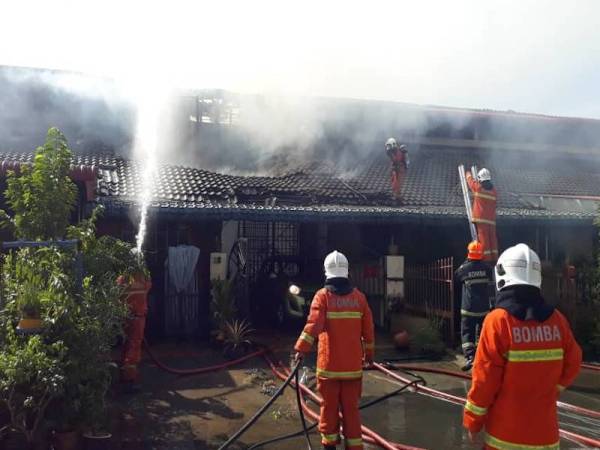 Pasukan bomba berusaha memadam kebakaran yang berlaku di Taman Pengkalan Jaya hari ini. - Foto JBPM Perak