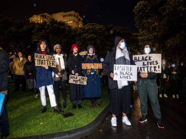 Kumpulan penunjuk perasaan di New Zealand berhimpun di luar Parlimen di Wellington hari ini. - Foto AFP