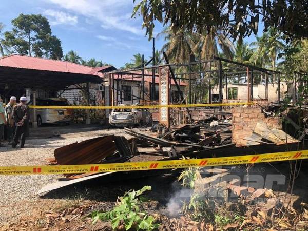 Keadaan rumah yang terbakar dalam kejadian di Jalan Lama Wakaf Bharu, Tumpat awal pagi tadi hingga mengorbankan seorang warga emas.