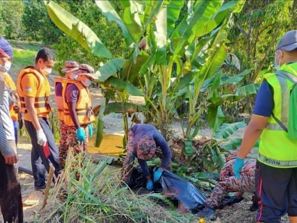 Mayat mangsa pertama ditemui petang semalam selepas hilang lebih tiga hari akibat dihanyutkan arus. - Foto Ihsan bomba