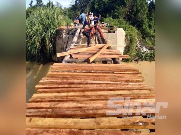 Penduduk Kampung Temalir bukan sahaja mengerah keringat malah sanggup mengeluarkan wang dari poket sendiri semata-mata mahu membaik pulih jambatan yang rosak bagi memastikan urusan harian mereka berjalan lancar.