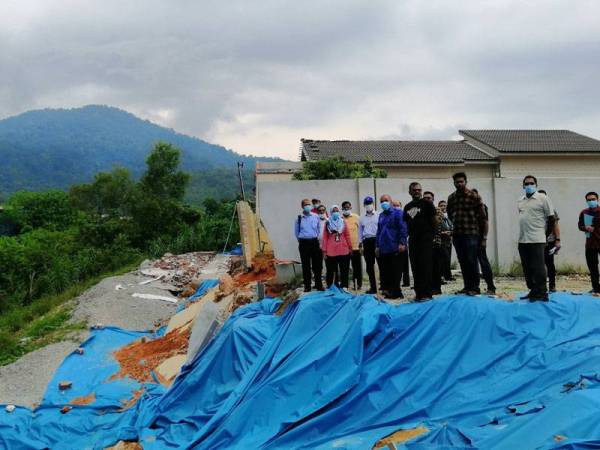 Mohd Zolkafly ketika meninjau keadaan kesan runtuhan tanah di Taman Silibin Indah, Ipoh hari ini.