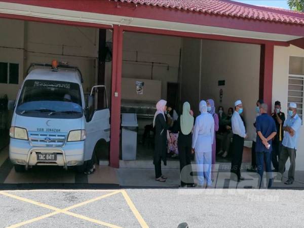 Alias (tengah) ketika bertemu keluarga mangsa di Unit Forensik HSNZ hari ini.