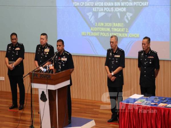 Ayob Khan Mydin Pitchay dalam sidang akhbar di Ibu Pejabat Polis Kontinjen (IPK) Johor di sini, hari ini. 