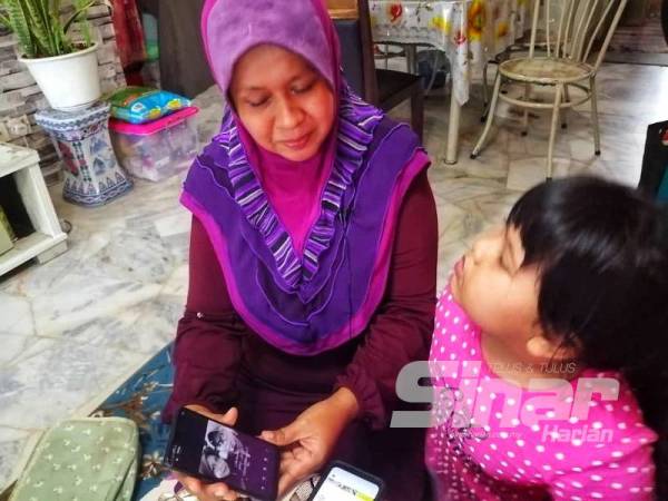 Aleesya Zaliza melihat wajah ibunya yang sugul ketika wanita itu menunjukkan gambar kenangan bersama arwah suaminya.