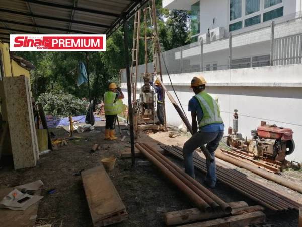 Kontraktor yang menjalankan soil test bagi mengesan aliran air bawah tanah.