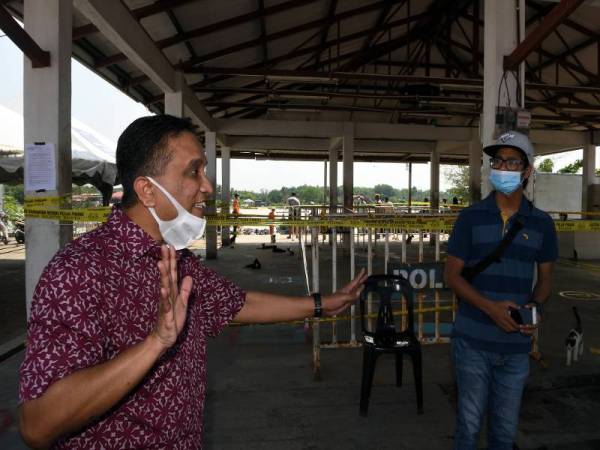 Reezal Merican (kiri) ketika melawat Pasar Bisik Kuala Muda, Penaga di sini hari ini. -Foto Bernama