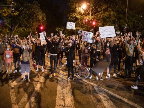 Penunjuk perasaan yang ingkar perintah berkurung menyertai protes di jalan utama di Washington semalam. - Foto AFP