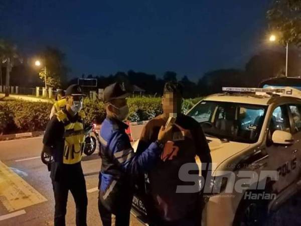 Polis memeriksa pemandu yang disyaki di bawah pengaruh alkohol dalam Ops Mabuk di Nilai semalam.
