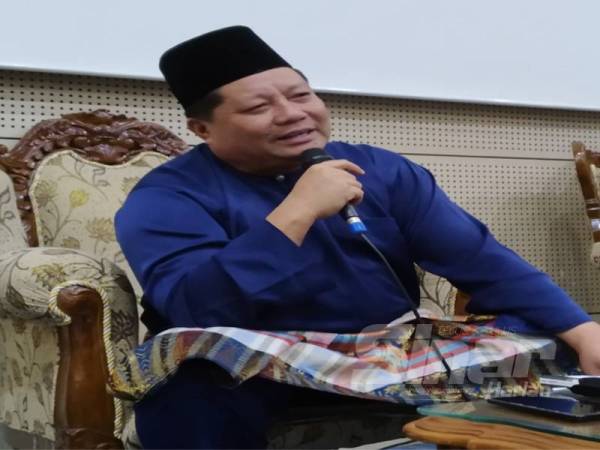 Mazlan pada sidang akhbar selepas menyampaikan Anugerah Guru Cemerlang sempena Sambutan Hari Guru peringkat negeri di Jabatan Pendidikan Negeri Johor hari ini.