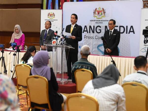 Dr Noor Hisham Abdullah (dua, kanan) bercakap ketika sidang media harian berkaitan jangkitan COVID-19 di Kementerian Kesihatan hari ini.- Foto Bernama