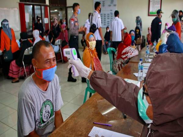 Kes positif Covid-19 di Indonesia terus meningkat kepada 28,818 kes, dengan kematian kini berjumlah 1,721 orang. Foto: 123RF