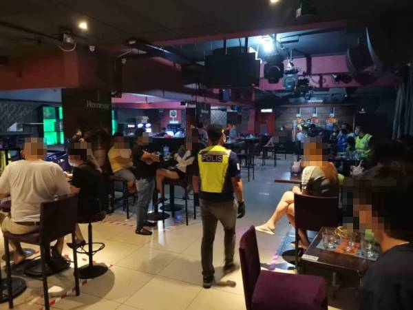 Antara yang ditahan berkumpul dan berhibur di sebuah pub di Desa Jaya Kepong malam tadi.