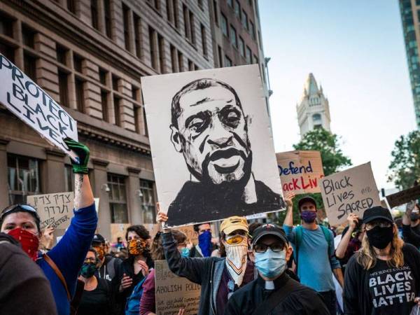 Penunjuk perasaan mengadakan demonstrasi Oakland, California bagi membantah kekejaman polis AS hingga menyebabkan kematian lelaki kulit hitam, George Floyd. - Foto AFP