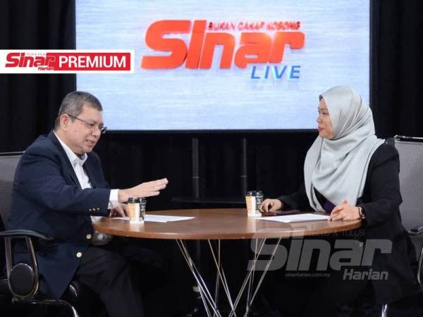 Saifuddin (kiri) ketika diwawancara moderator Sinar LIVE Khas, Haslina AR Kamaludin di Kompleks Karangkraf, Shah Alam semalam.