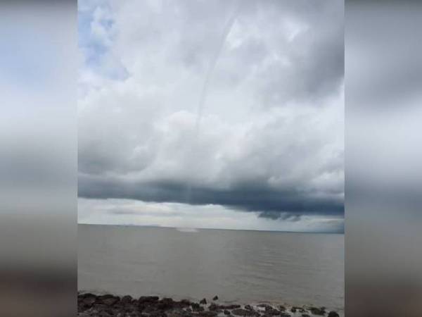 Belalai air muncul di kawasan pesisiran pantai di Pontian petang semalam.