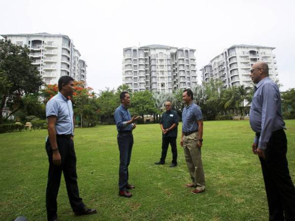 Pengerusi UDA Holdings Berhad (UDA), Datuk Jalaludin Alias (dua dari kiri) berbincang bersama Ketua Pegawai Eksekutif UDA, Mohd Salem Khailany (dua, kanan) ketika mengadakan lawatan kerja di Hotel Ancasa Residence Port Dickson, di sini semalam.