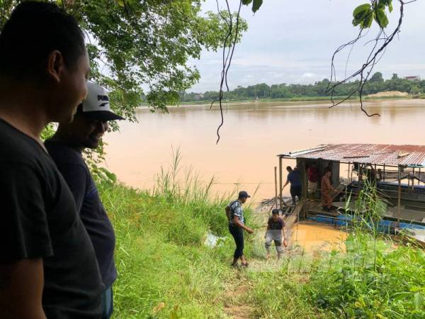 Wan Lokman (tengah) yang turut berada di lokasi yang menjadi kebiasaan abangnya memancing. 