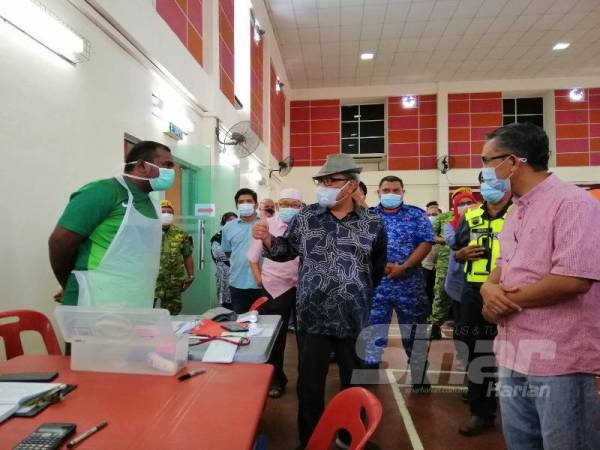 Tajuddin meninjau keadaan penempatan mangsa banjir di Dewan MPTI di sini hari ini. 