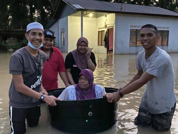 Amalina dibawa keluar dari rumah yang dinaiki air menggunakan bekas tangki air.