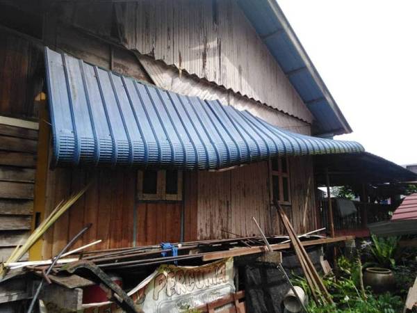 Keadaan rumah pasangan suami isteri yang ditimpa pokok kelapa sawit di Kampung Sungai Tengar Selatan, Sungai Air Tawar di sini.