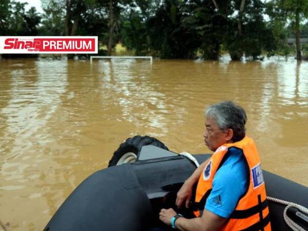 Al-Sultan Abdullah berkenan menaiki bot bagi meninjau keadaan banjir di Kampung Temai pada tahun 2017.