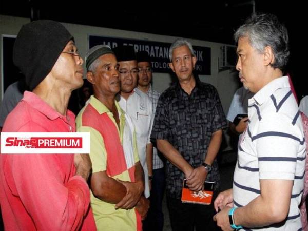 Mohd Shariff (dua dari kiri) ketika menerima keberangkatan Al-Sultan Abdullah ke Unit Forensik Hospital Tengku Ampuan Afzan (HTAA) untuk bertemu keluarga mangsa tragedi lemas di tapak bekas lombong Bauksit di Taman Sungai Karang Jaya kira-kira tiga tahun lalu.