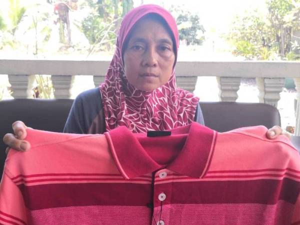 Rusilah menunjukkan hadiah baju T dihadiahkan suami kepada menantunya empat hari sebelum terbabit dalam kemalangan kelmarin.