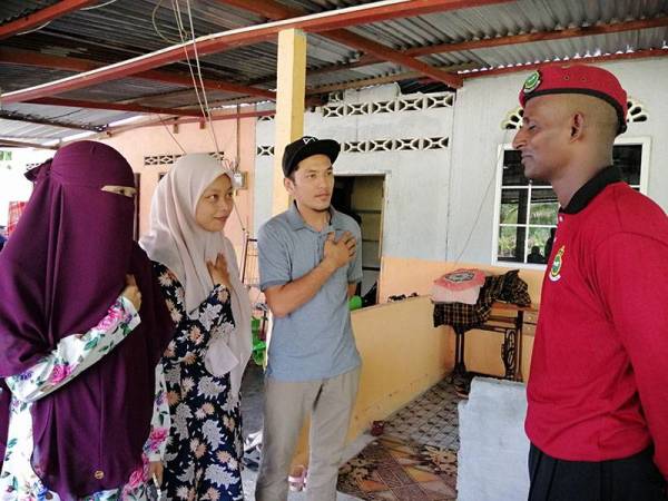 Norsatina (dua dari kiri) bersama abangnya, Mohd Hirdaus Mat Salleh, 32, dan kakak ipar, Nurul Hidayatul Akma Salihan, 33, menyampaikan ucapan terima kasih kepada Muhammad Nor Imran.