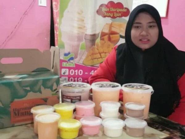 Nur Syazana bergambar aiskrim pelbagai rasa yang dihasilkannya di bengkel aiskrim miliknya di Kampung Kubang Siput, Arau.