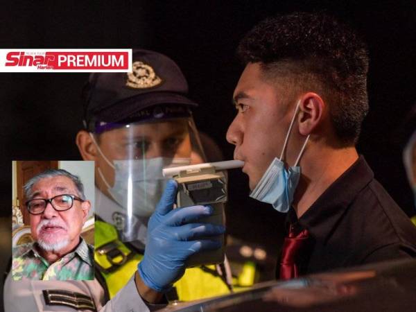 Seorang anggota polis melakukan ujian pengesanan alkohol dalam badan terhadap seorang pemandu. -Foto Bernama Gambar kecil: Zaman Khan