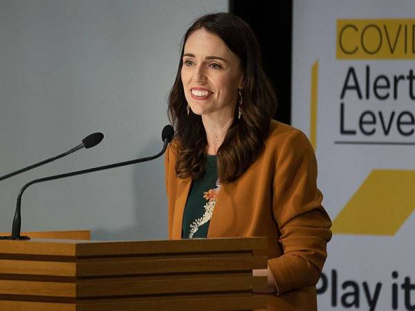 Jacinda Ardern mengumumkan sekatan domestik di negara itu ditarik selepas tiada kes jangkitan baharu dan sifar kes aktif sejak 17 hari lalu.