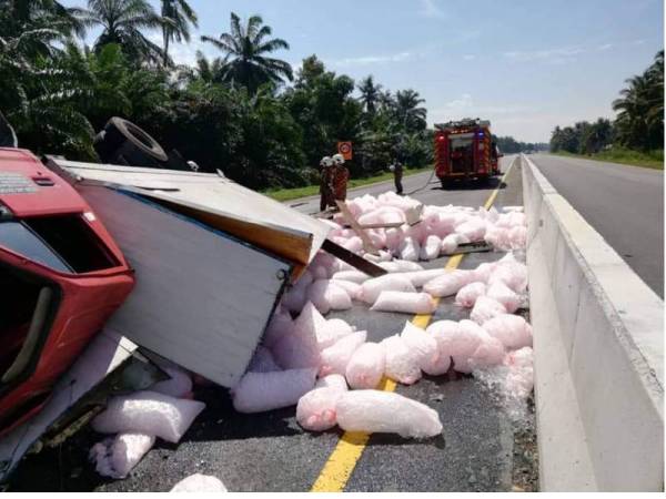 Keadaan lori ais terbalik dalam kemalangan di Tali Air 11 Sekinchan di sini semalam.