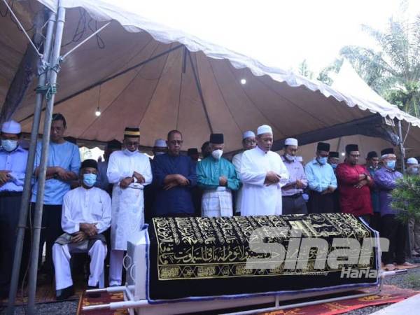 Aminuddin (tengah) mengimamkan sendiri solat jenazah bapanya.