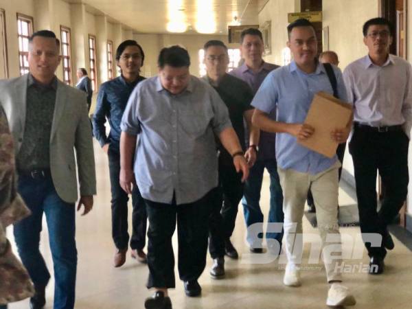 Pihak pendakwaan memohon kepada Mahkamah Tinggi Kuala Lumpur hari ini untuk menggantung perbicaraan kes rasuah membabitkan bekas Menteri Wilayah Persekutuan, Datuk Seri Tengku Adnan Tengku Mansor atas pertuduhan menerima rasuah sebanyak RM1 juta.