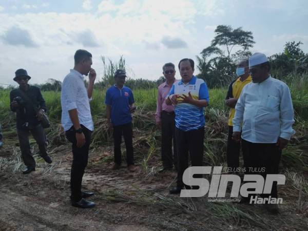 Ahmad (dua dari kanan) meninjau lokasi tapak lokasi pusat rekreasi Kampung Parit Sikom hari ini.