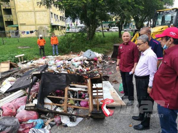 Rumaizi (dua dari kanan) bersama pegawai MBI meninjau longgokan sampah haram di Taman Rasi, Menglembu di sini hari ini.