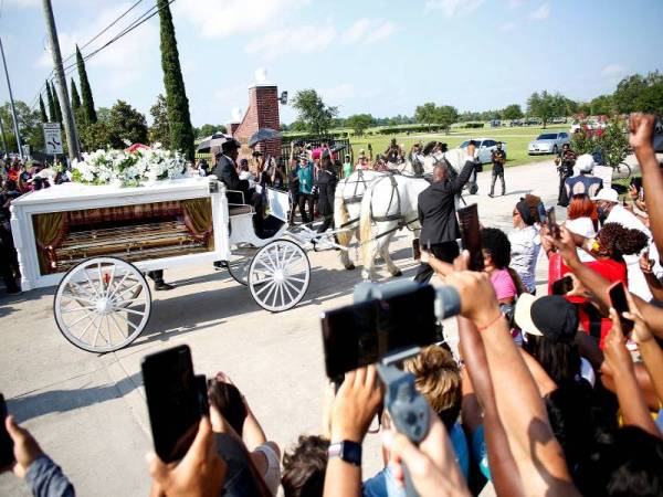 Ratusan orang hadir untuk memberikan penghormatan terakhir dan majlis memperingati mendiang George Floyd. - Foto The Washington Post