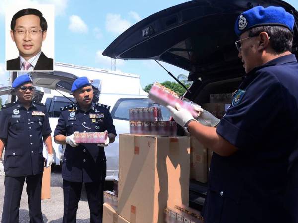 Komander Polis Marin Bukit Aman, Senior Asisten Komisioner Mohd Yusoff Mamat (dua dari kiri) melihat rokok seludup yang dirampas dalam operasi Op Landai Benteng Covid pada sidang media di Markas Pasukan Polis Marin Wilayah Dua hari ini. Gambar kecil: Koong Lin Loong