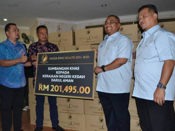 Muhammad Sanusi (dua dari kanan) menerima sumbangan 5,000 kotak produk kesihatan dari sebuah syarikat di sini hari ini.