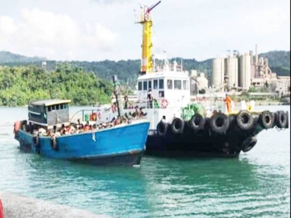 Bot yang membawa PATI etnik Rohingya berjaya ditahan di perairan Langkawi pada Isnin lalu.